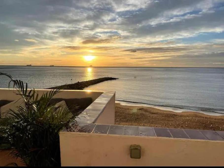 Beach Front Apartment غيبرالتار المظهر الخارجي الصورة