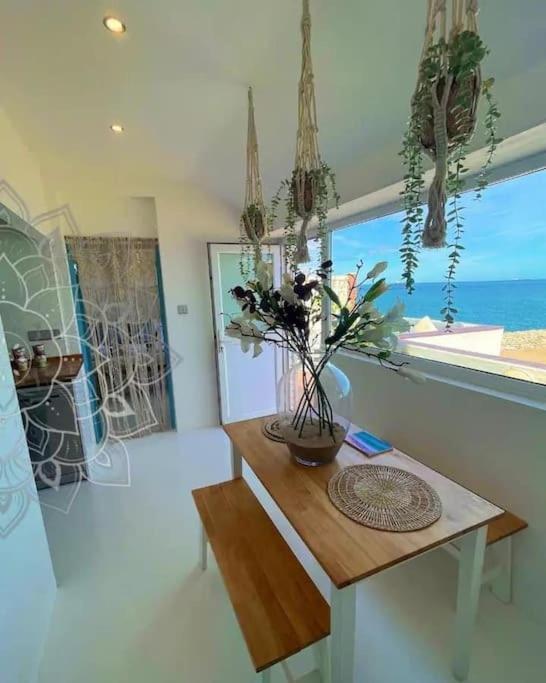 Beach Front Apartment غيبرالتار المظهر الخارجي الصورة