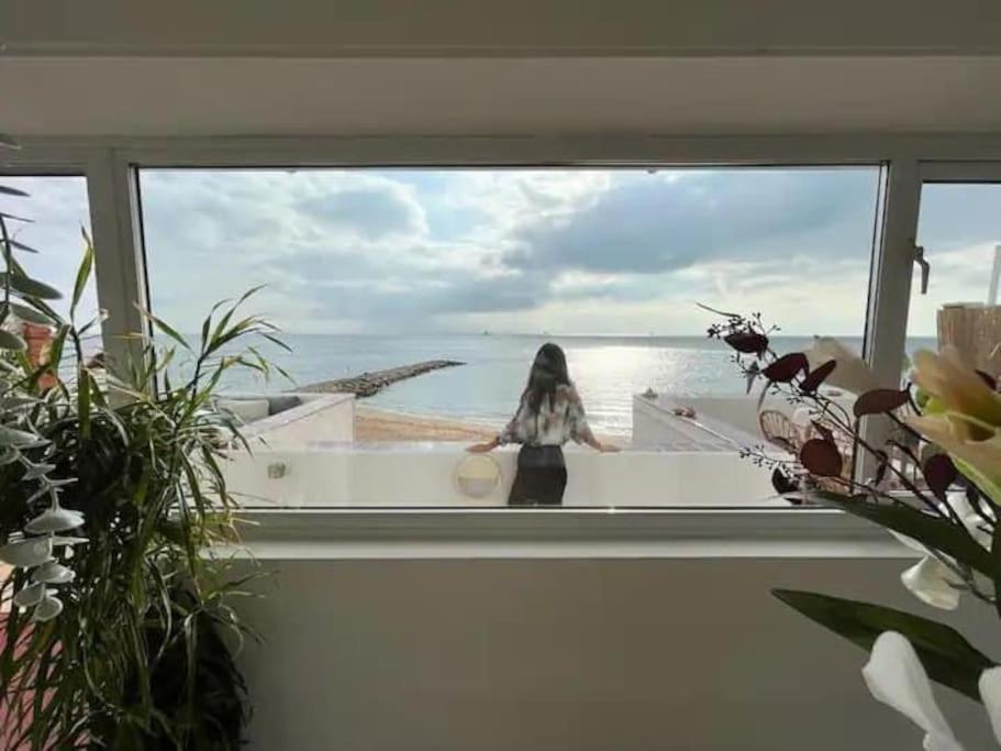Beach Front Apartment غيبرالتار المظهر الخارجي الصورة